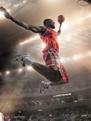 篮球运动员在半空中跳跃